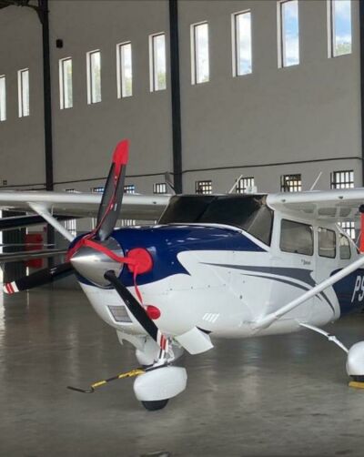 Imagem principal de Cesna C206 loading=